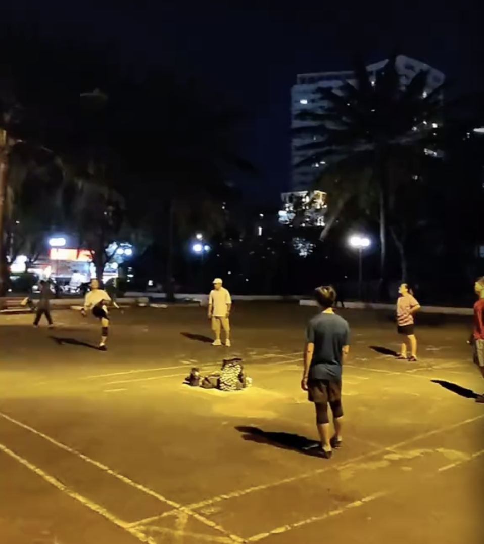 Đúng 1h23 đêm, khách Tây ngỡ ngàng với cảnh tượng xảy ra ở TP.HCM- Ảnh 1.