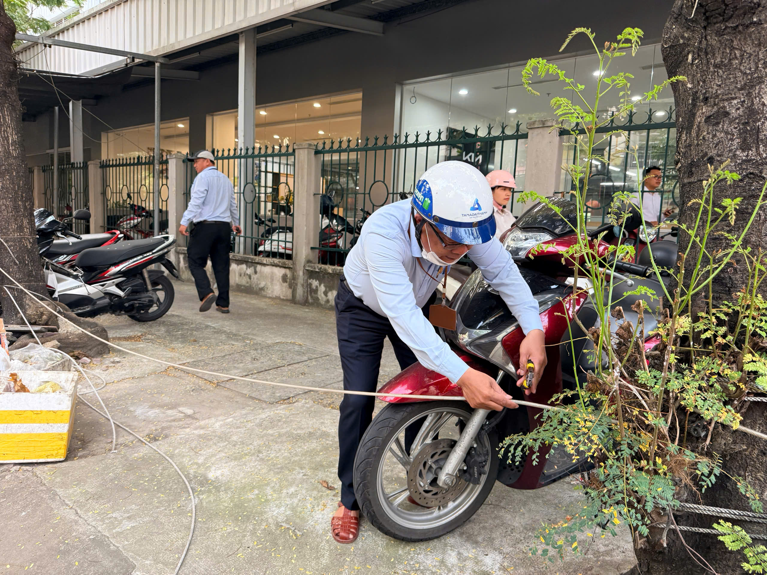 Dựng rạp, rào dây làm nơi buôn bán trên vỉa hè: Tuổi Trẻ vừa đăng, phường xử lý ngay 1 Dựng rạp, rào dây làm nơi buôn bán trên vỉa hè: Tuổi Trẻ vừa đăng, phường xử lý ngay - Ảnh 1.