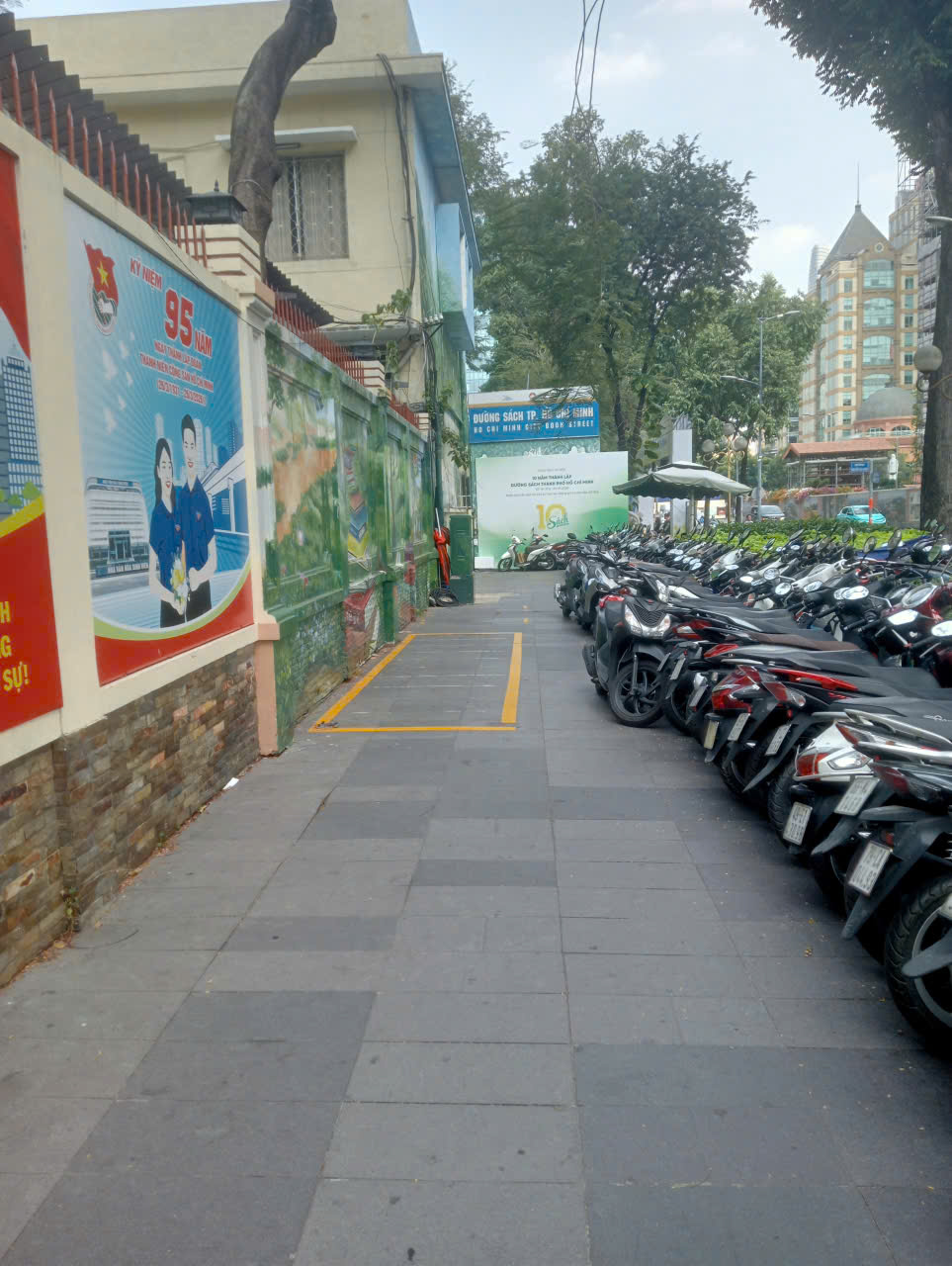 Đường sách TP.HCM trước nỗi lo không còn bãi giữ xe  - Ảnh 3.