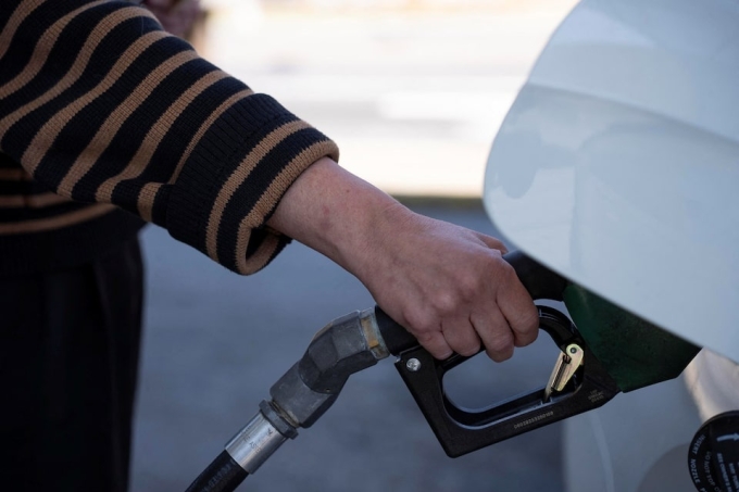 Người dân bơm xăng tại một trạm xăng ở Atlanta, Georgia ngày 20/3/2026. Ảnh: Reuters