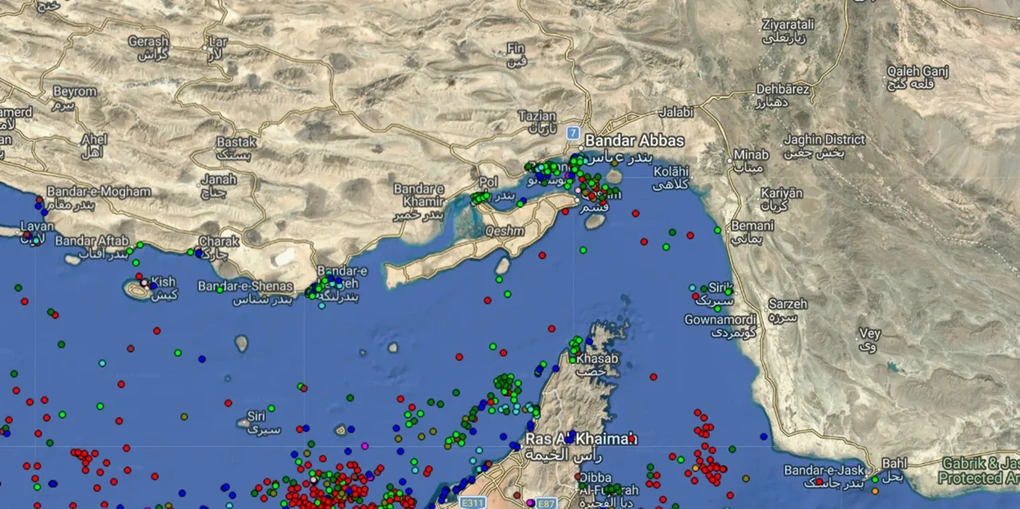 Eo biển Hormuz: Chỉ 10 tàu đi qua, 800 tàu khác vẫn chờ “luật chơi” mới - 1