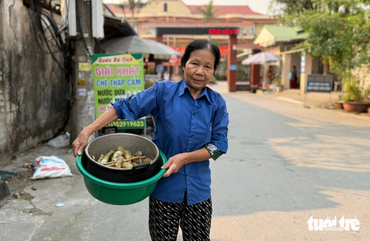 Éo le cảnh đời mẹ già bán khoai nuôi ba người con mắc bệnh tâm thần 1 con khờ - Ảnh 1.