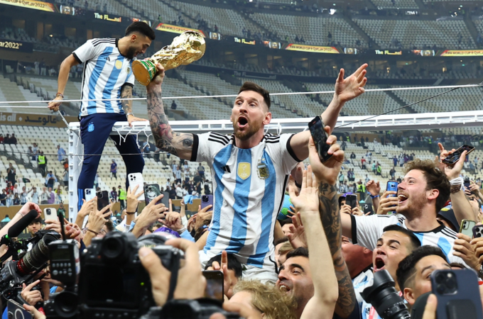 Lionel Messi cầm Cup vàng sau khi cùng Argentina thắng Pháp ở chung kết World Cup 2022. Ảnh: Reuters