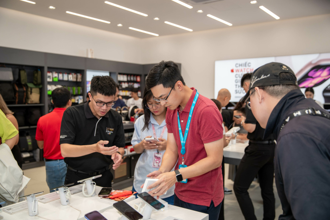 Người dùng trải nghiệm sản phẩm tại FPT Shop. Ảnh: FPT Shop