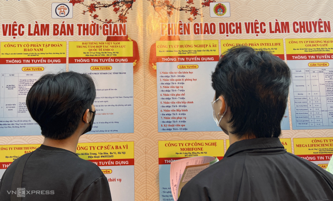 Lao động trẻ tham khảo thông tin tuyển dụng việc làm tại Trung tâm Dịch vụ việc làm Hà Nội. Ảnh: Hồng Chiêu