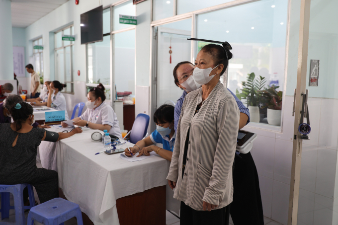 Người dân khám bệnh trong chương trình nhân Ngày Sức khỏe toàn dân tại trạm y tế phường Tăng Nhơn Phú, ngày 5/4. Ảnh: Quỳnh Trần