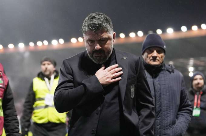 HLV Gennaro Gattuso cúi đầu rời sân sau khi Italy thua Bosnia & Herzegovina ở trận chung kết play-off World Cup 2026 trên sân Bilino Polje, Zenica, Bosnia ngày 31/3/2026. Ảnh: AP