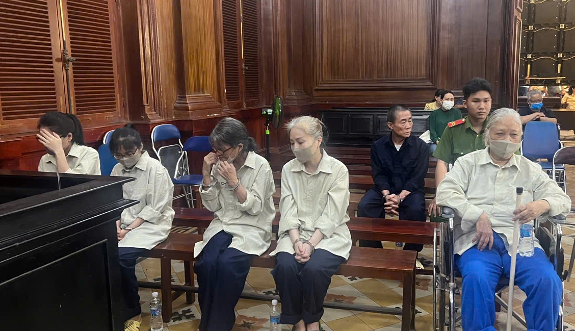 Gia đình bị cáo bổ sung tài sản trừ nợ cho ngân hàng, tòa hoãn xử - Ảnh 1.