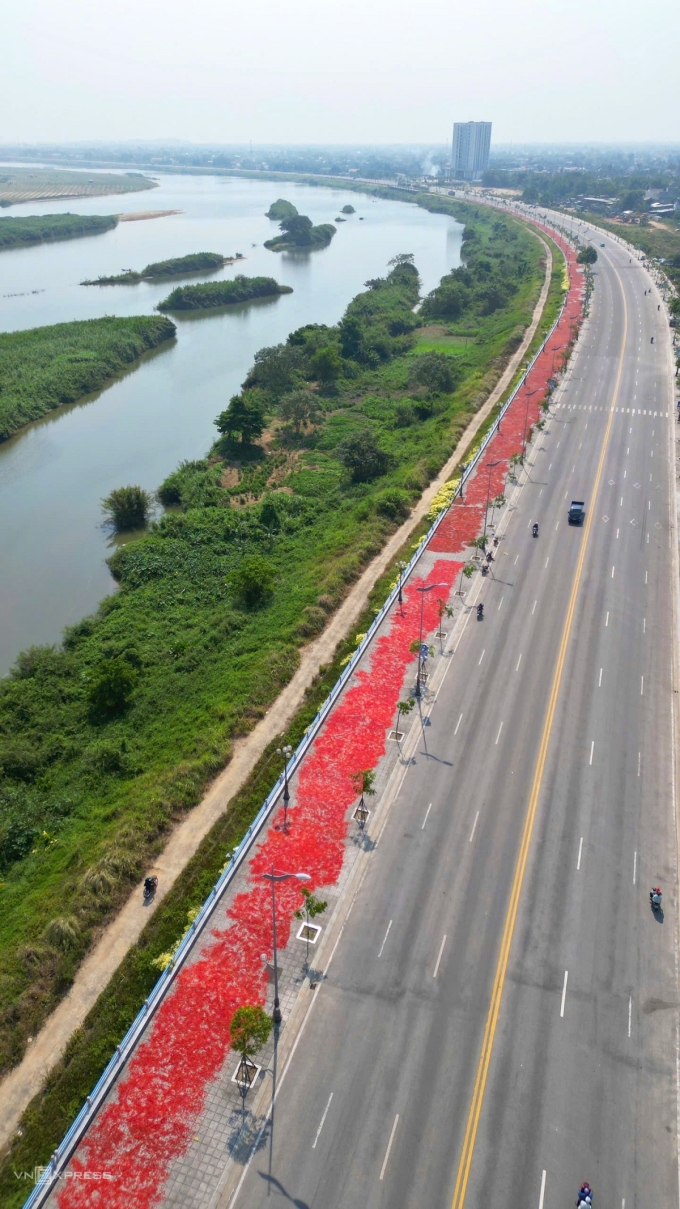 Người dân phơi khô ớt trên đường Trường Sa, Quảng Ngãi, kéo dài khoảng 2 km. Ảnh: Phạm Linh