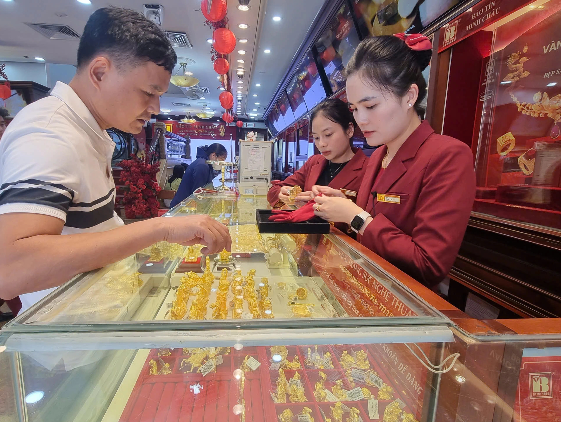 Giá vàng lình xình, liệu có thể quay lại vùng đỉnh 5.600 USD/ounce?- Ảnh 2.