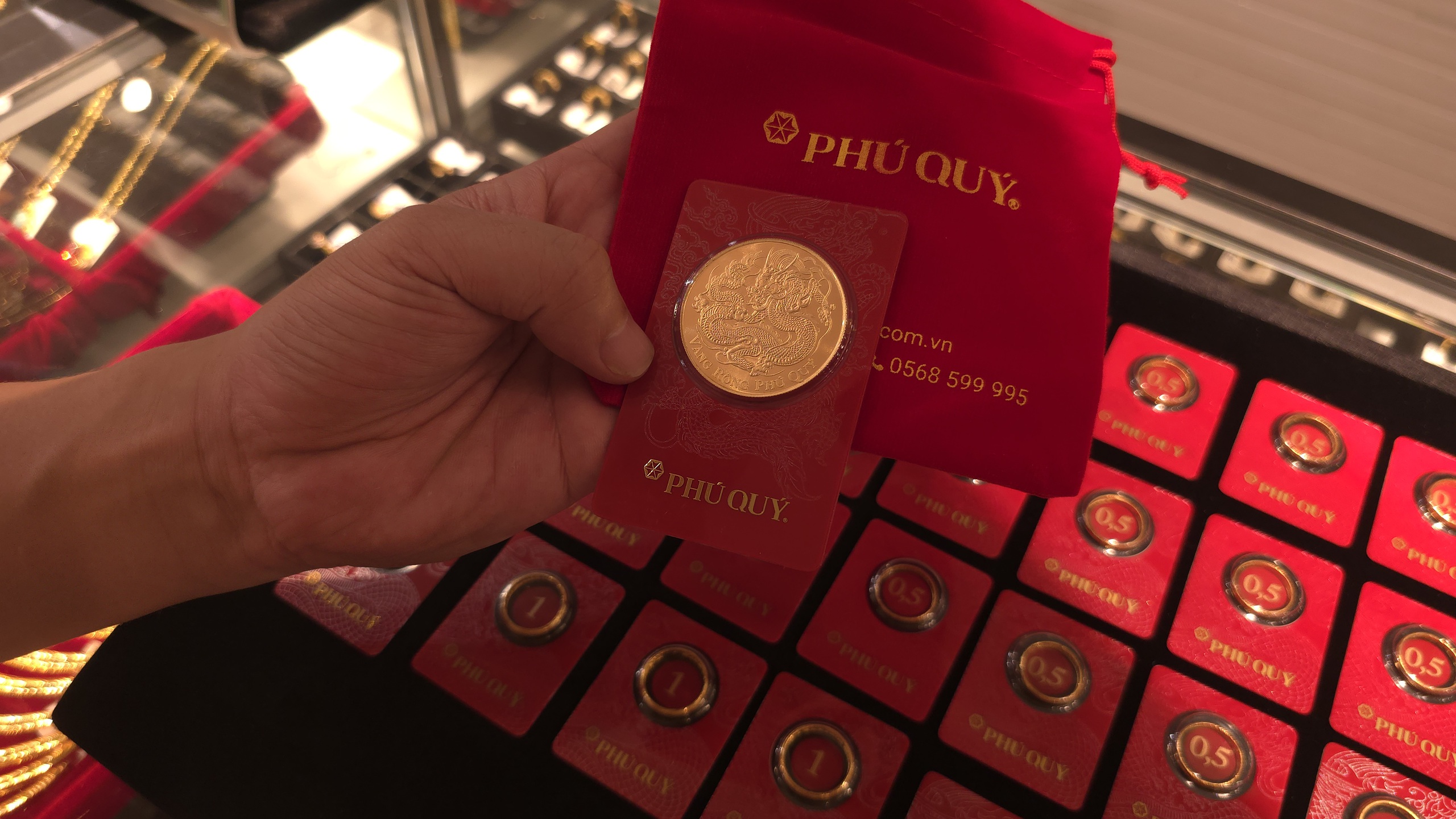 Giá vàng lình xình, liệu có thể quay lại vùng đỉnh 5.600 USD/ounce?- Ảnh 1.