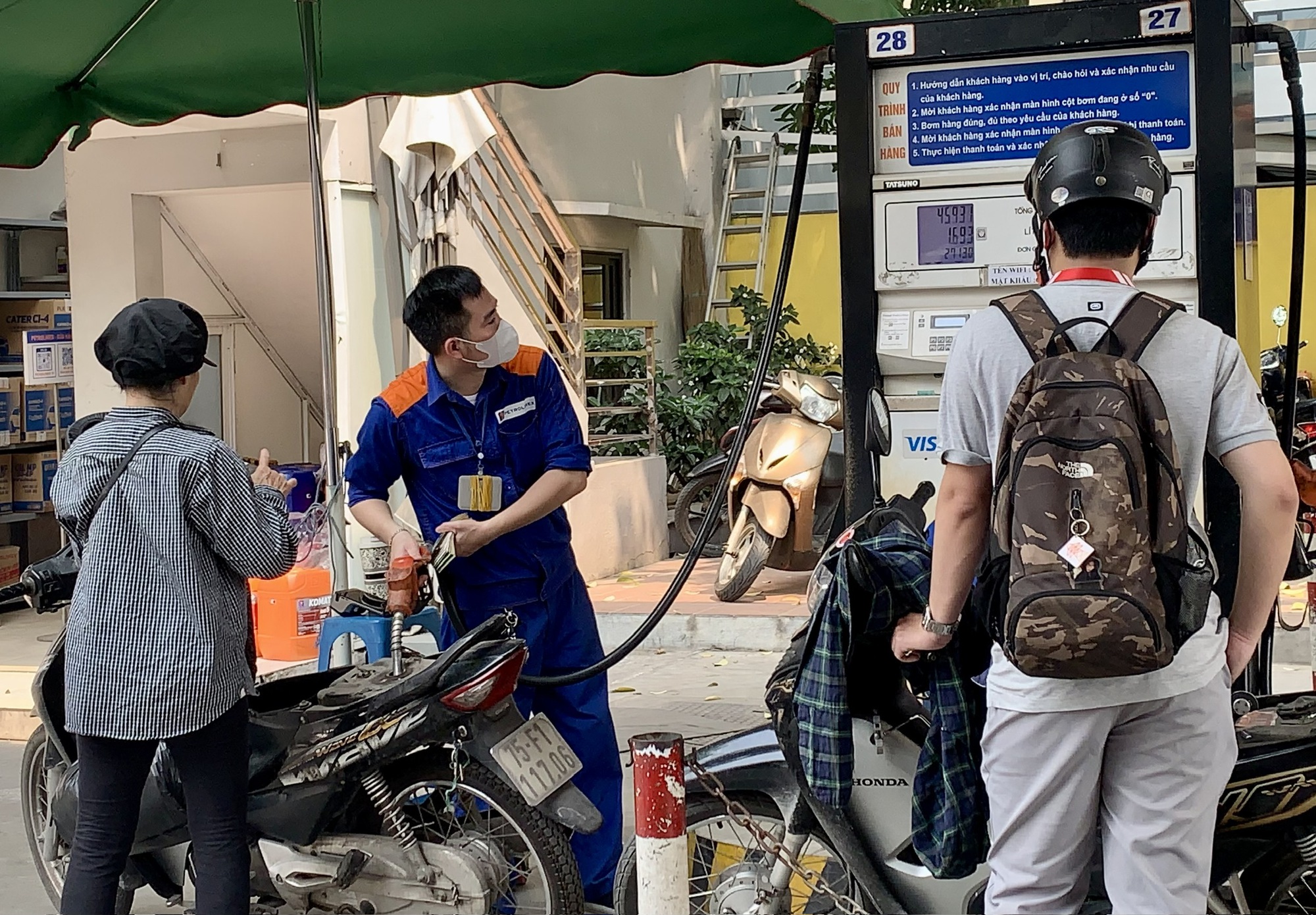 Giá xăng dầu giảm mạnh, dầu diesel giảm gần 10.000 đồng/lít 1 Giá xăng dầu giảm mạnh, dầu diesel giảm gần 10.000 đồng/lít - Ảnh 1.