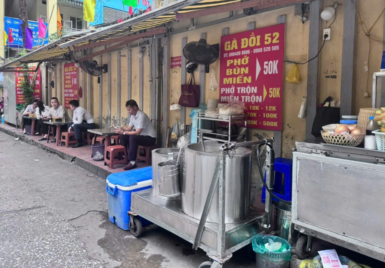 Giá xăng dầu giảm, vì sao dịch vụ ăn uống 'đua' tăng?- Ảnh 2.