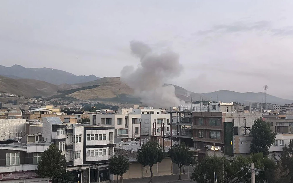 Khói bốc lên sau cuộc tấn công của Israel vào một địa điểm tại Iran vào tháng 6. Ảnh: AFP AFP__20250613__626Z4R4__v1__HighRes__IranIsraelConflictStrike-1-e1749780202219.jpg