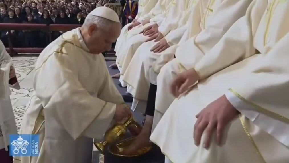 Giáo hoàng Leo XIV rửa chân cho 12 linh mục