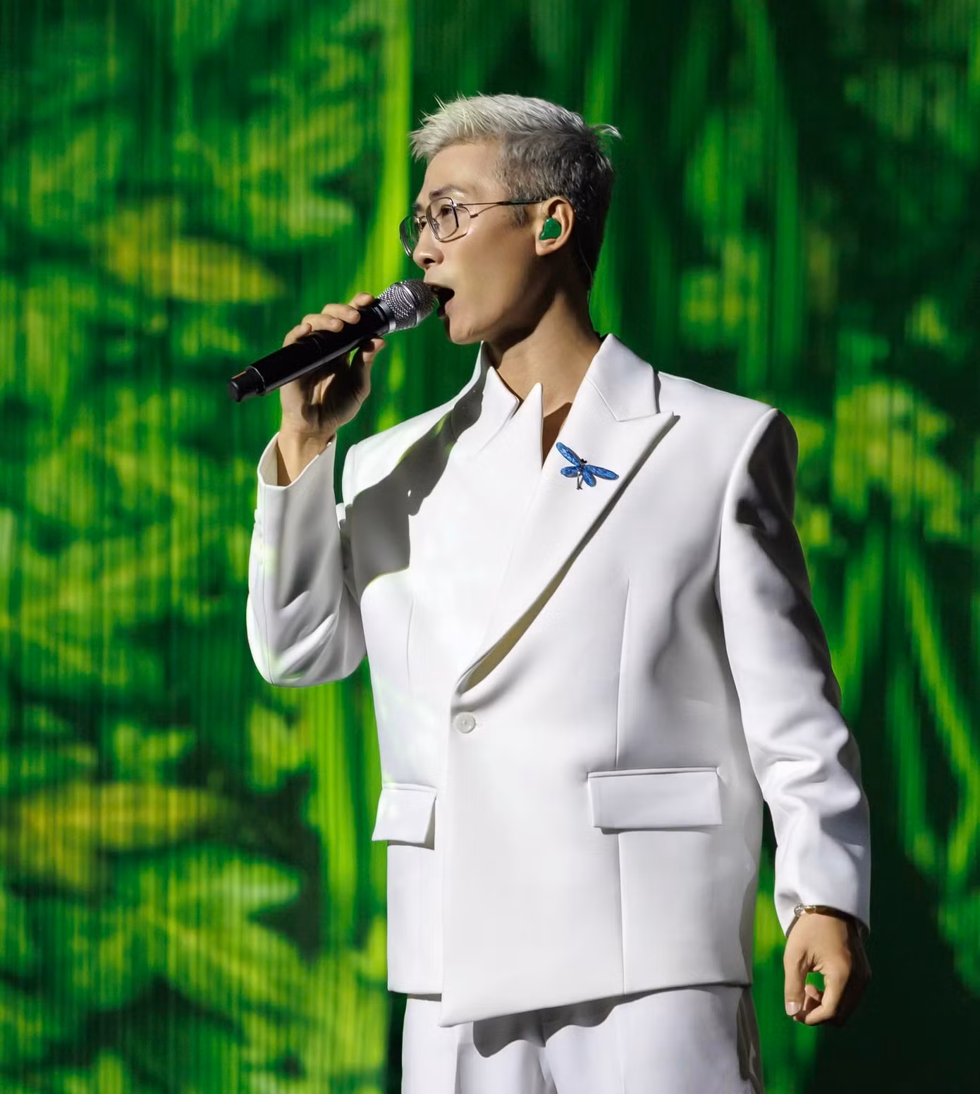 Gioi ca si len tieng sau lenh cam hat nhep.avif