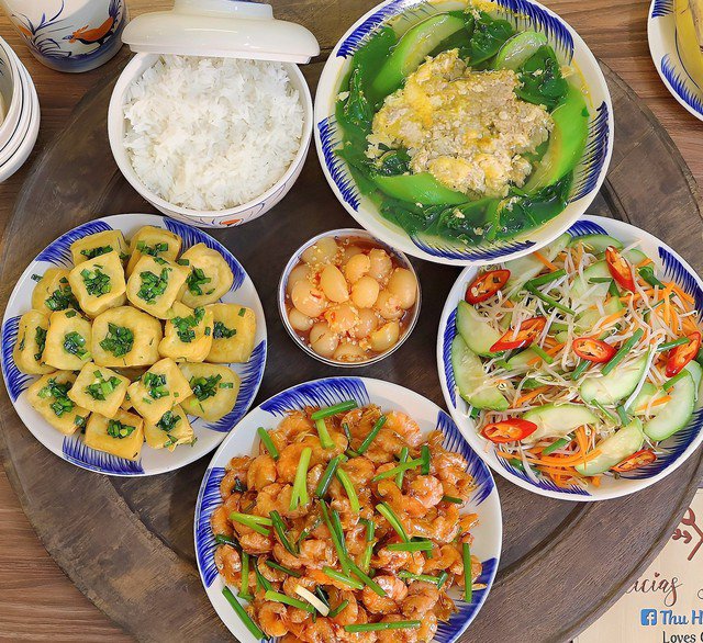 Gợi ý món ngon giúp xương chắc khỏe mỗi ngày cho người trung niên 3 Mâm cơm ngày hè không thể thiếu canh cua rau đay mồng tơi