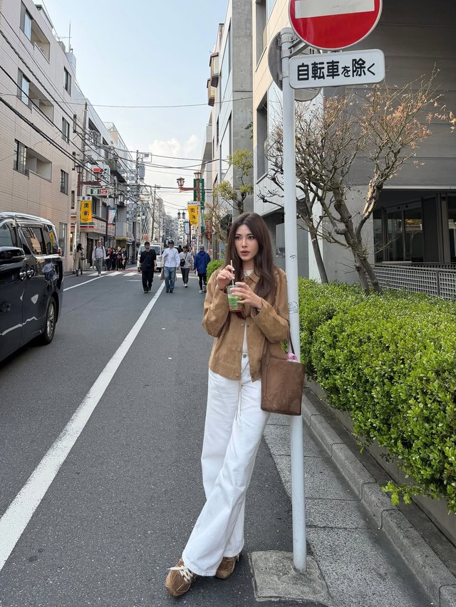 Gợi ý phối đồ với quần trắng đa kiểu dáng để nàng thêm nổi bật- Ảnh 1. Gợi ý phối đồ với quần trắng đa kiểu dáng để nàng thêm nổi bật- Ảnh 1.