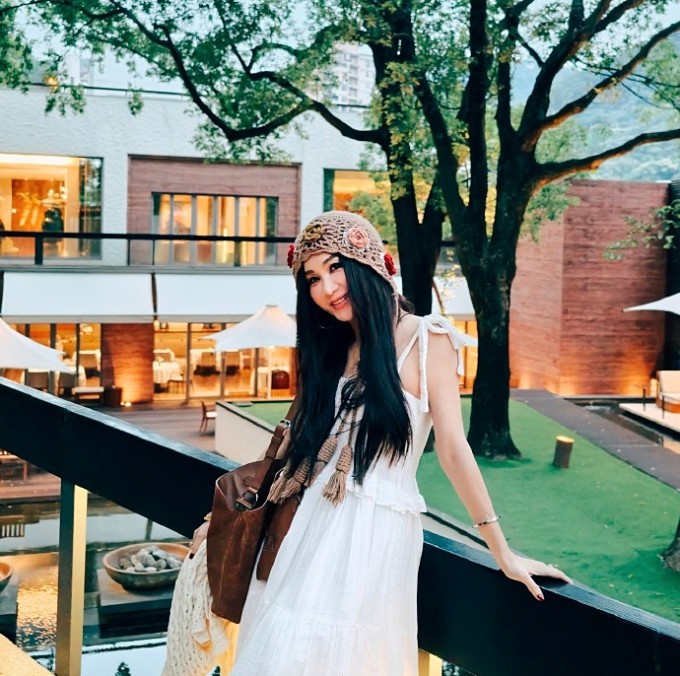 Gu mặc trẻ như gái 20 của Ôn Bích Hà 1 Gu mặc trẻ như gái 20 của Ôn Bích Hà - 1