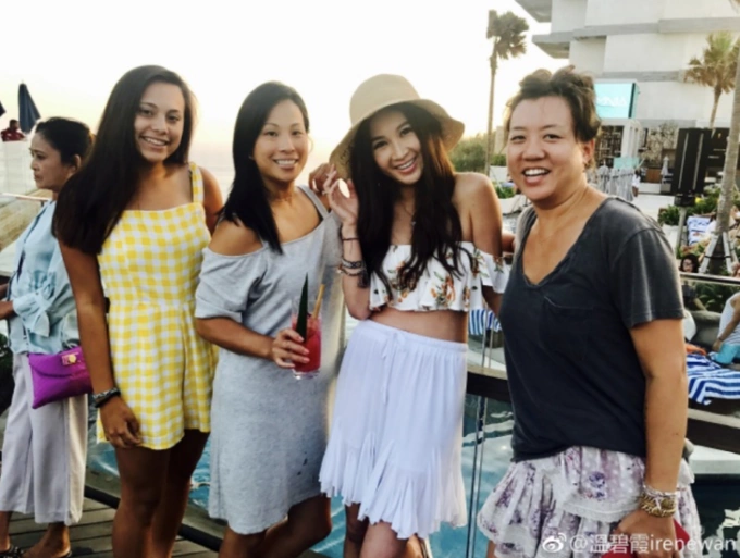 Gu mặc trẻ như gái 20 của Ôn Bích Hà 8 Gu mặc trẻ như gái 20 của Ôn Bích Hà - 7