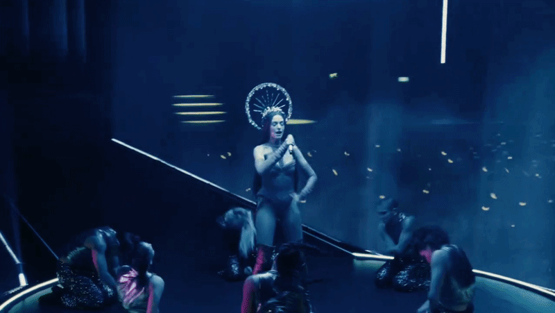 Gừng càng già càng cay, Anne Hathaway chiêu đãi khán giả màn khoe thân hết cỡ ở tuổi 44- Ảnh 1.