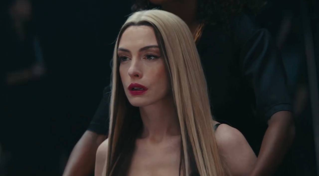 Gừng càng già càng cay, Anne Hathaway chiêu đãi khán giả màn khoe thân hết cỡ ở tuổi 44- Ảnh 4.