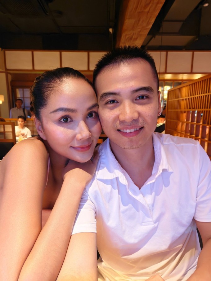 HHen Niê: Vợ chồng tôi như mới yêu sau hai năm cưới 1 Hoa hậu H'Hen Niê và chồng có buổi tối kỷ niệm lãng mạn. Ảnh: NVCC