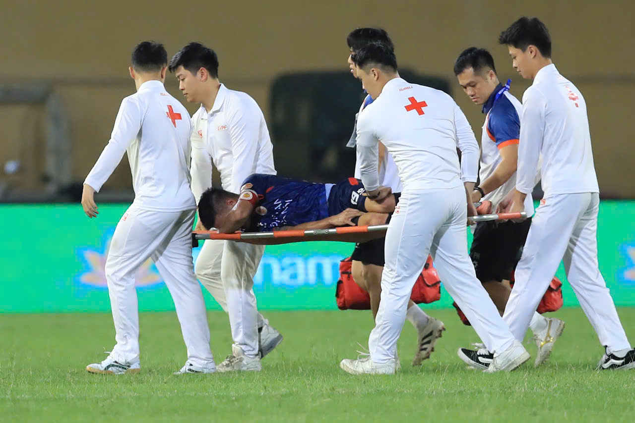 HLV Polking vẫn cẩn trọng tuyệt đối, Quang Hải bị lật cổ chân nhưng thật may là…- Ảnh 1.