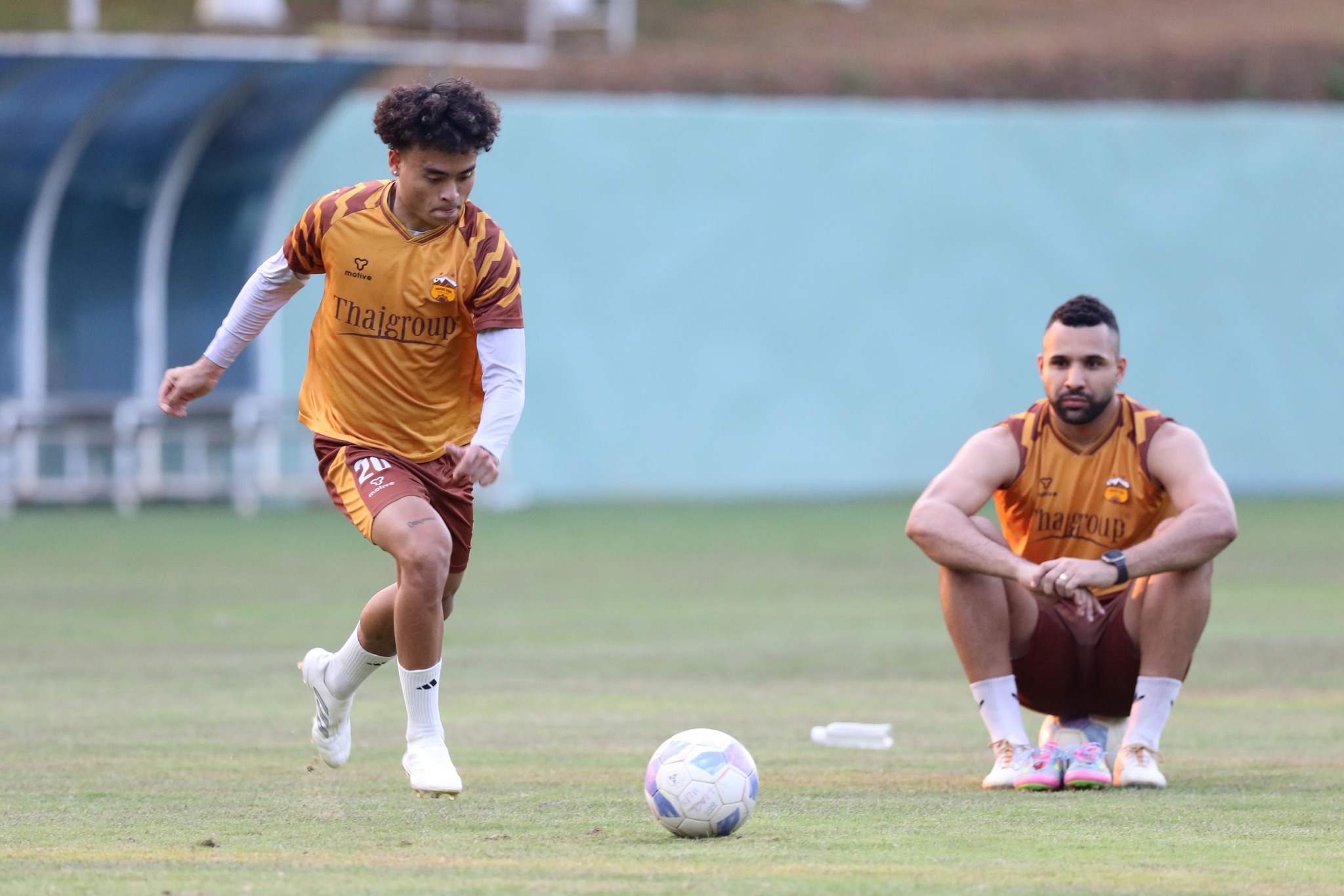 HLV Vũ Tiến Thành ‘về lại chốn cũ’ đấu HAGL, Ninh Bình liệu có được tận hưởng niềm vui?
- Ảnh 2.