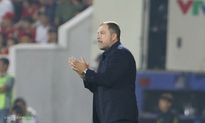 HLV Peter Cklamovski theo dõi trận Malaysia thua Việt Nam 1-3 ở vòng loại Asian Cup 2027 trên sân Thiên Trường, phường Nam Định, tỉnh Ninh Bình, tối 31/3/2026. Ảnh: Hiếu Lương