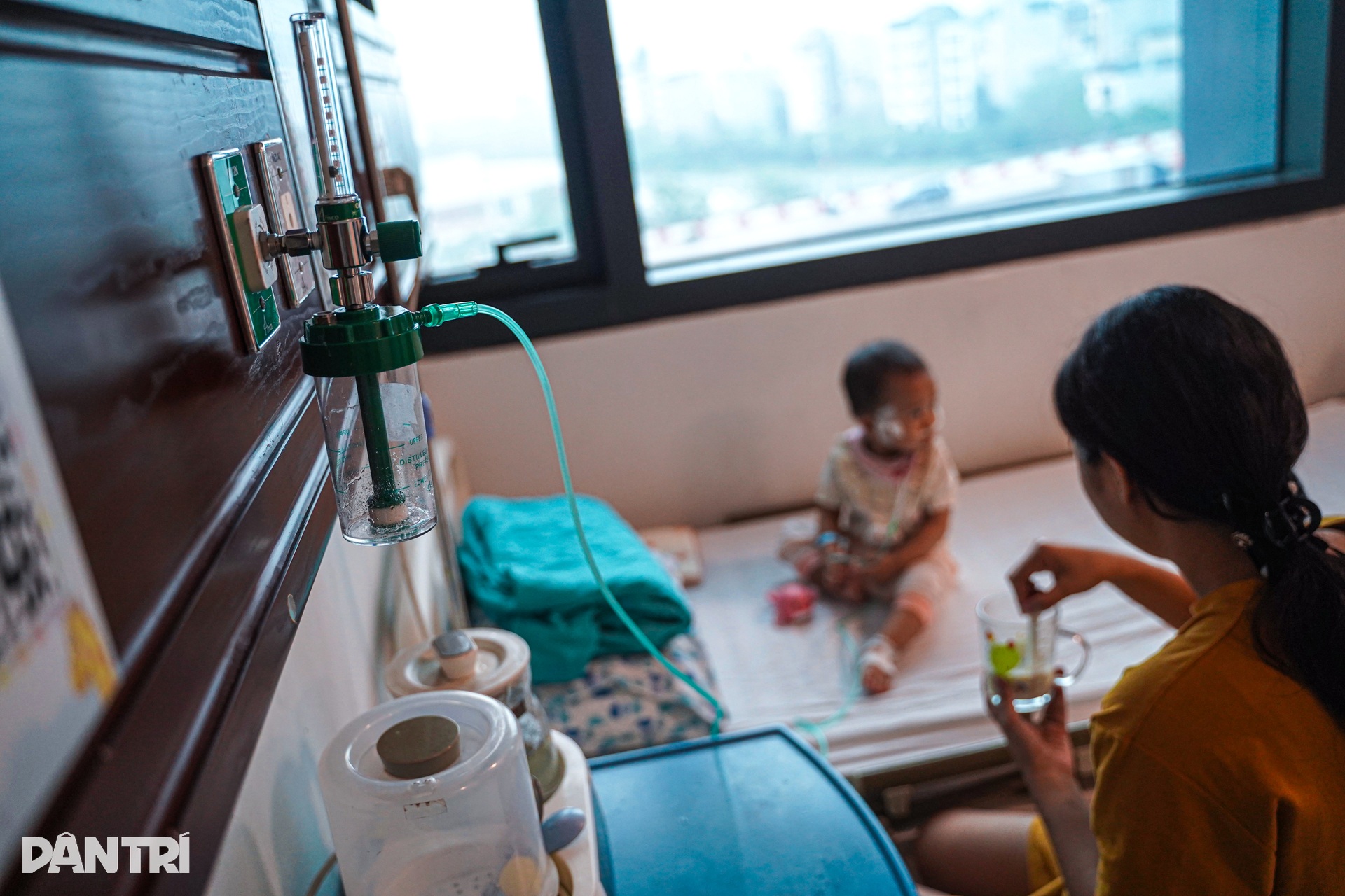 Hà Nội: Chỉ vài ngày ho sốt, nhiều trẻ đã viêm phổi nặng vì RSV - 1