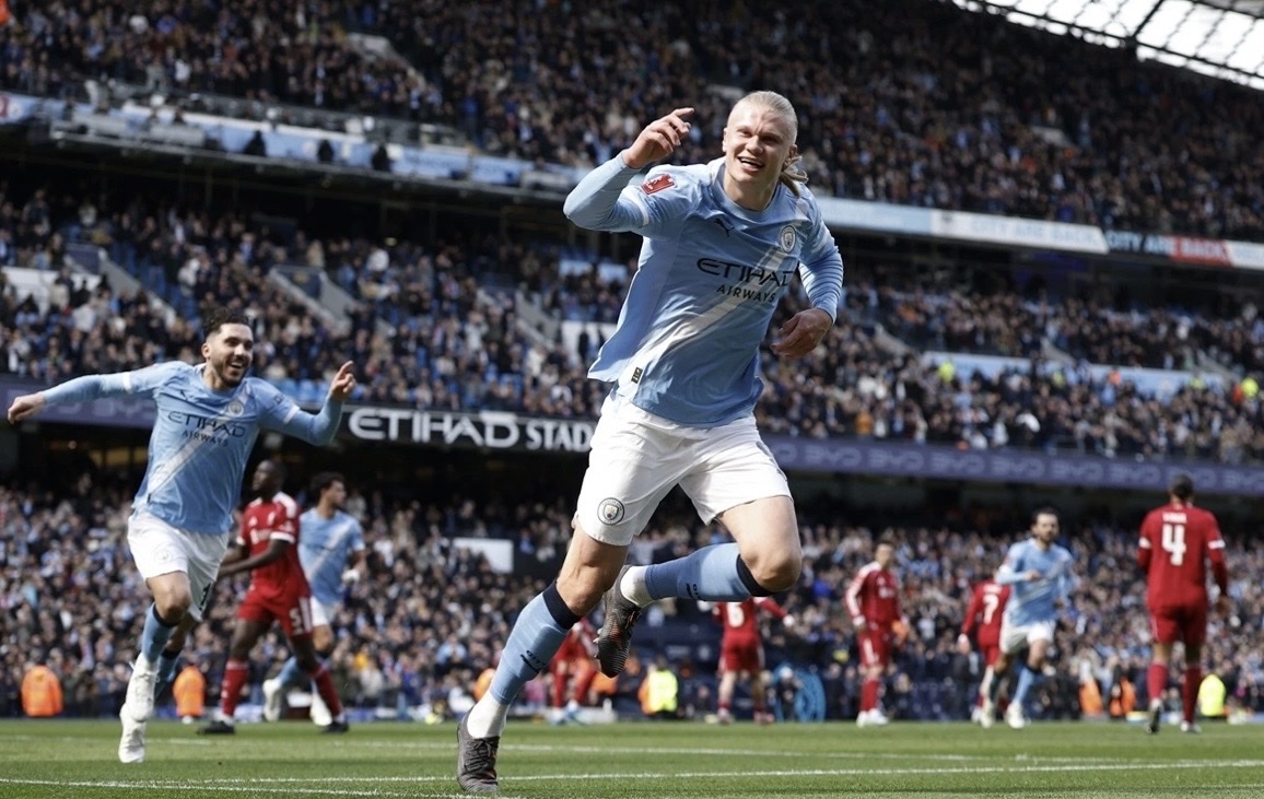 Haaland 'nổ súng' lập hat-trick hủy diệt Liverpool trong ngày HLV Guardiola ngồi khán đài - Ảnh 1.