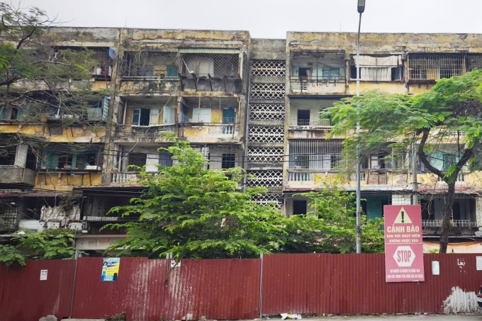 Chung cư A7 Vạn Mỹ bị nghiêng, lún sau bão Yagi. Ảnh: Lê Tân