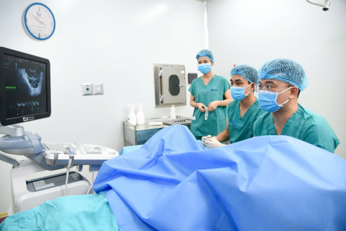 Bác sĩ IVF Tâm Anh chọc hút noãn cho người bệnh. Ảnh minh họa: Bệnh viện cung cấp