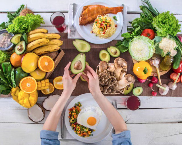 Hai thói quen âm thầm quyết định tuổi thọ của bạn 1 Việc bổ sung trái cây như táo, lê, bưởi… cùng nguồn protein chất lượng cao từ hải sản, thịt gà, cá có thể hỗ trợ quá trình trao đổi chất và tăng cường miễn dịch. Ảnh minh họa