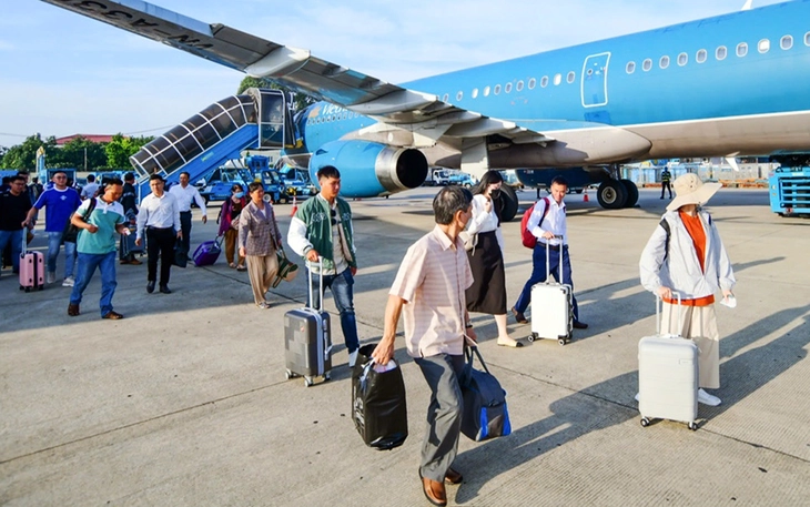 Hãng bay vẫn tăng chuyến dịp lễ 30-4, dù chi phí nhiên liệu tăng mạnh - Ảnh 2.