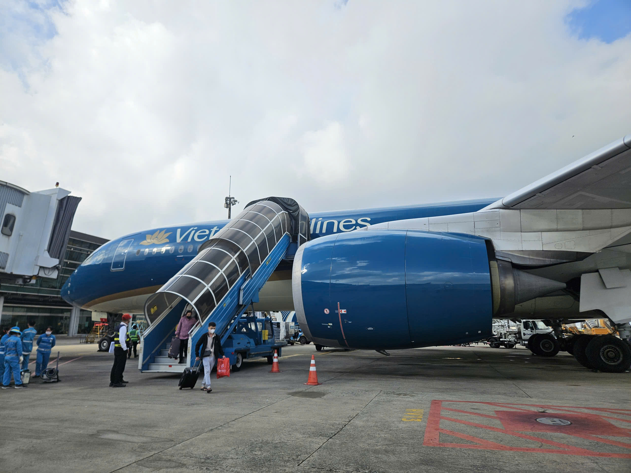 Hàng không, du lịch chật vật giữ khách 1 Hàng không, du lịch chật vật giữ khách - Ảnh 1.