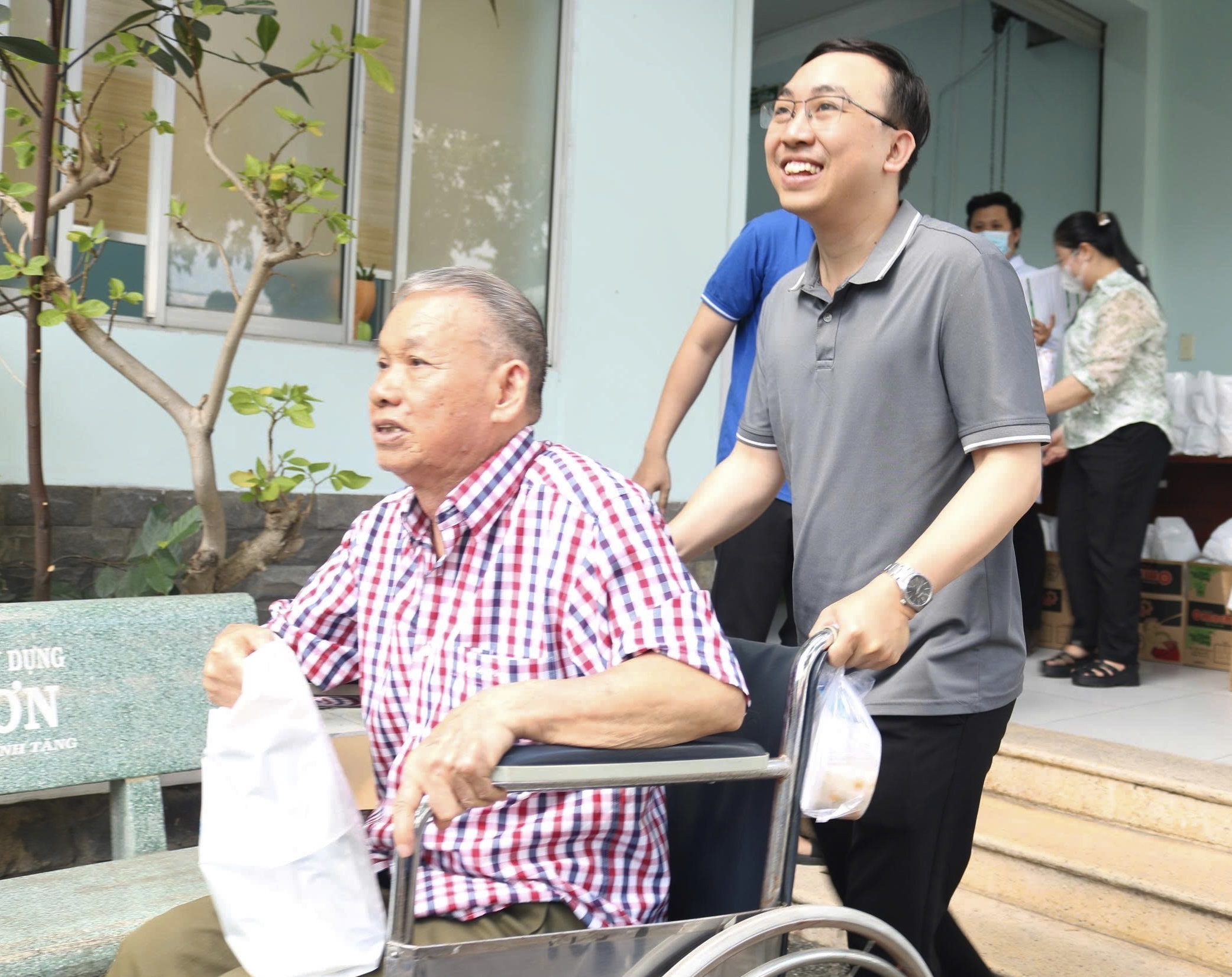 Hàng ngàn người dân TP.HCM hào hứng đi khám sức khỏe miễn phí 1 Hàng ngàn người dân TP.HCM hào hứng đi khám sức khỏe miễn phí - Ảnh 1.