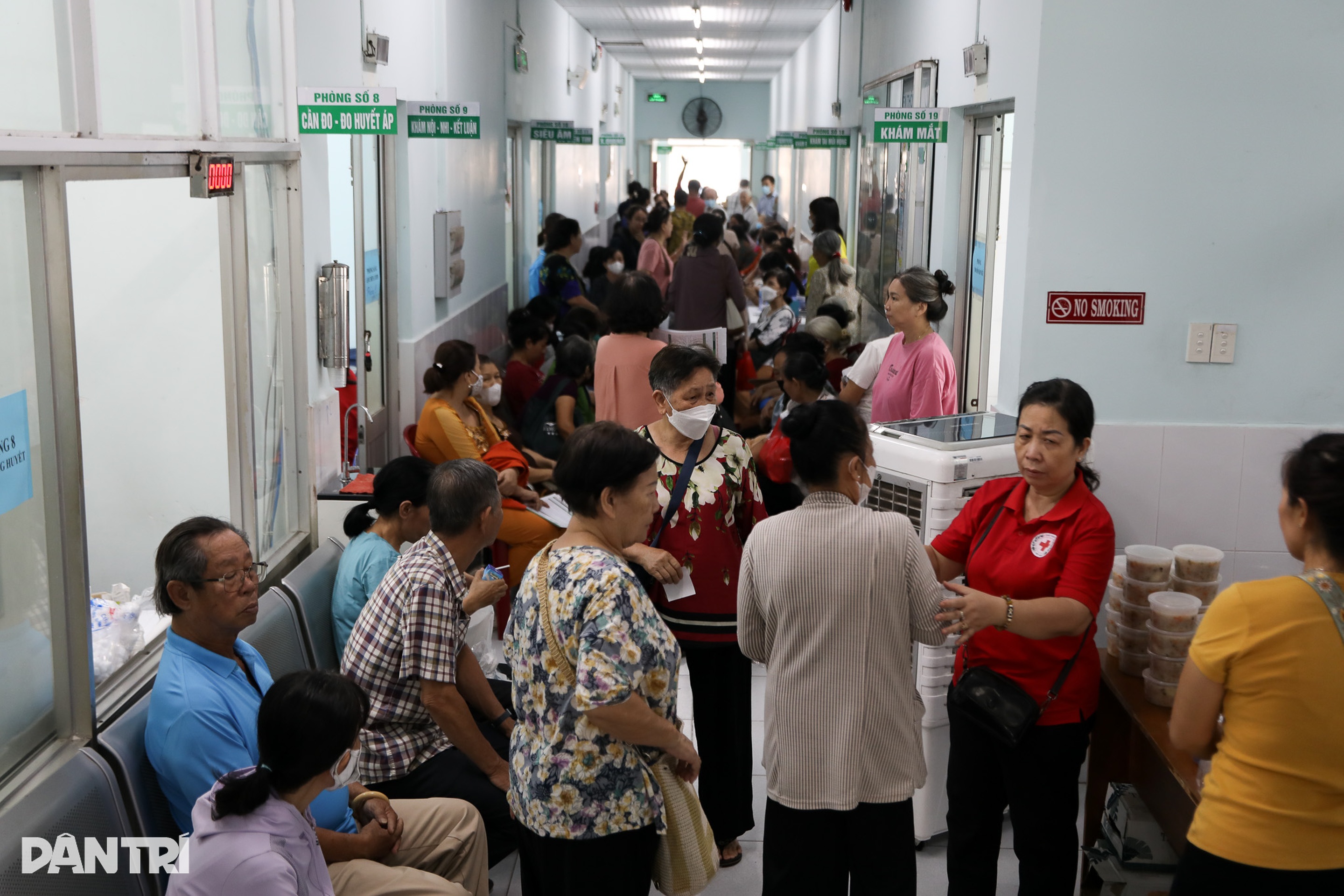 Hàng nghìn người dân TPHCM tham gia tầm soát sức khỏe miễn phí - 1