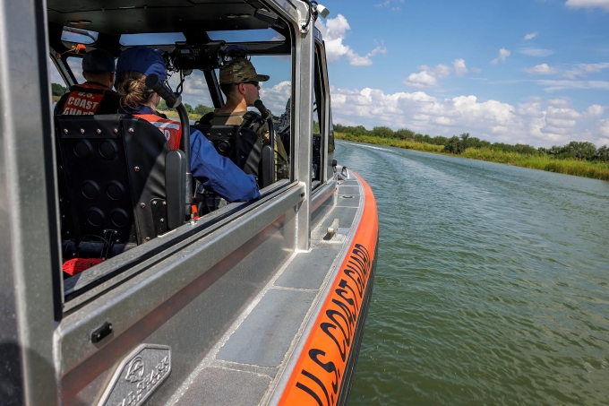 Lực lượng Tuần duyên Mỹ tuần tra trên sông Rio Grande tháng 10/2025. Ảnh: AP