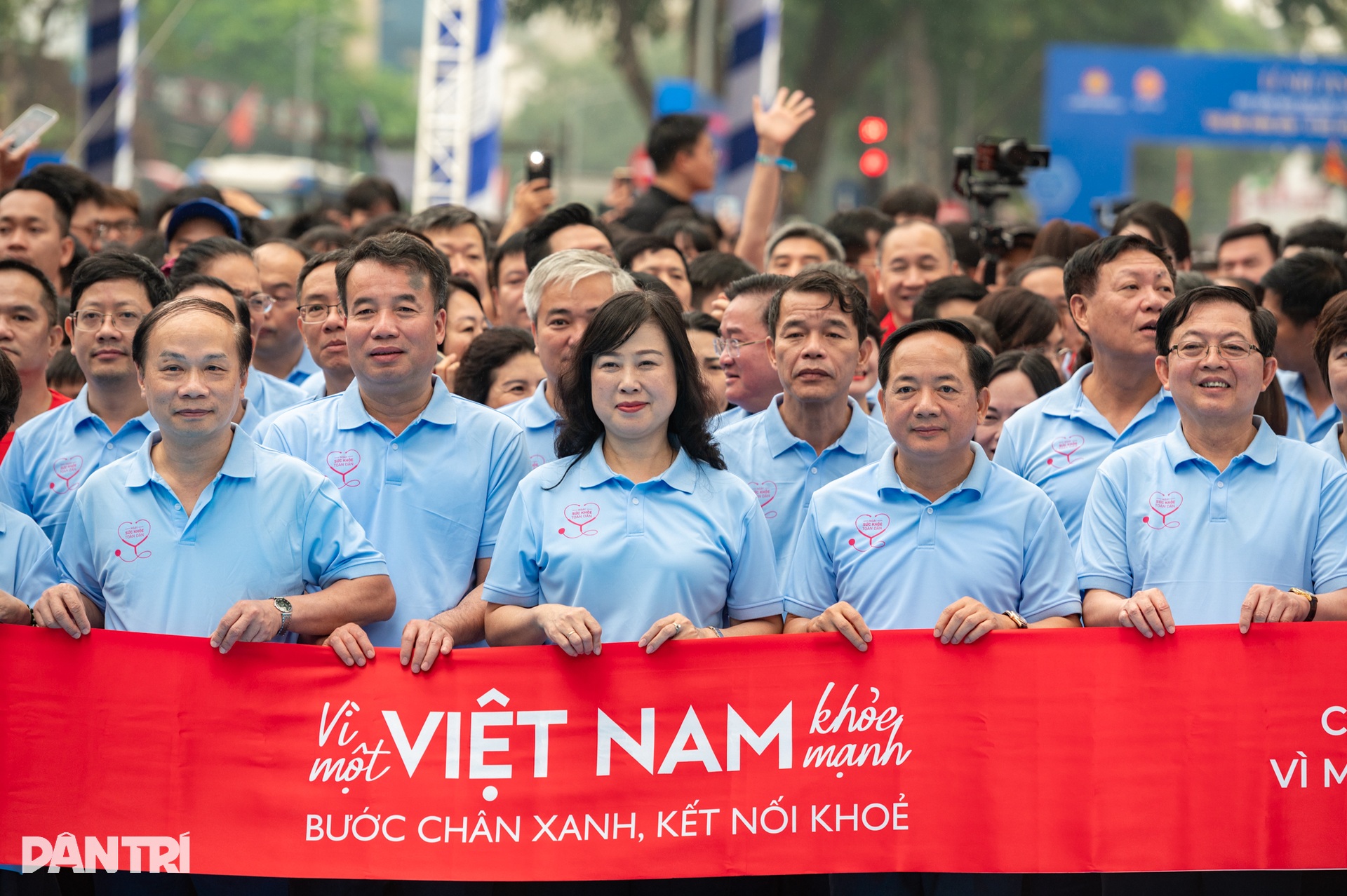 Hàng trăm bác sĩ ra quân, khám và sàng lọc miễn phí cho hơn 10.000 người - 1 Hàng trăm bác sĩ ra quân, khám và sàng lọc miễn phí cho hơn 10.000 người - 1