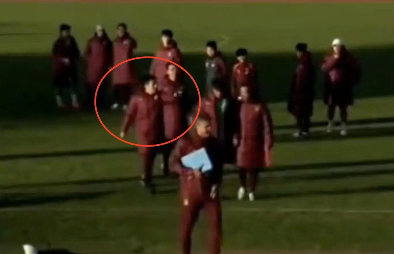 Báo Trung Quốc 'sốc' vì hành động của trợ lý U.16: Hành hung, lăng mạ học trò- Ảnh 1.