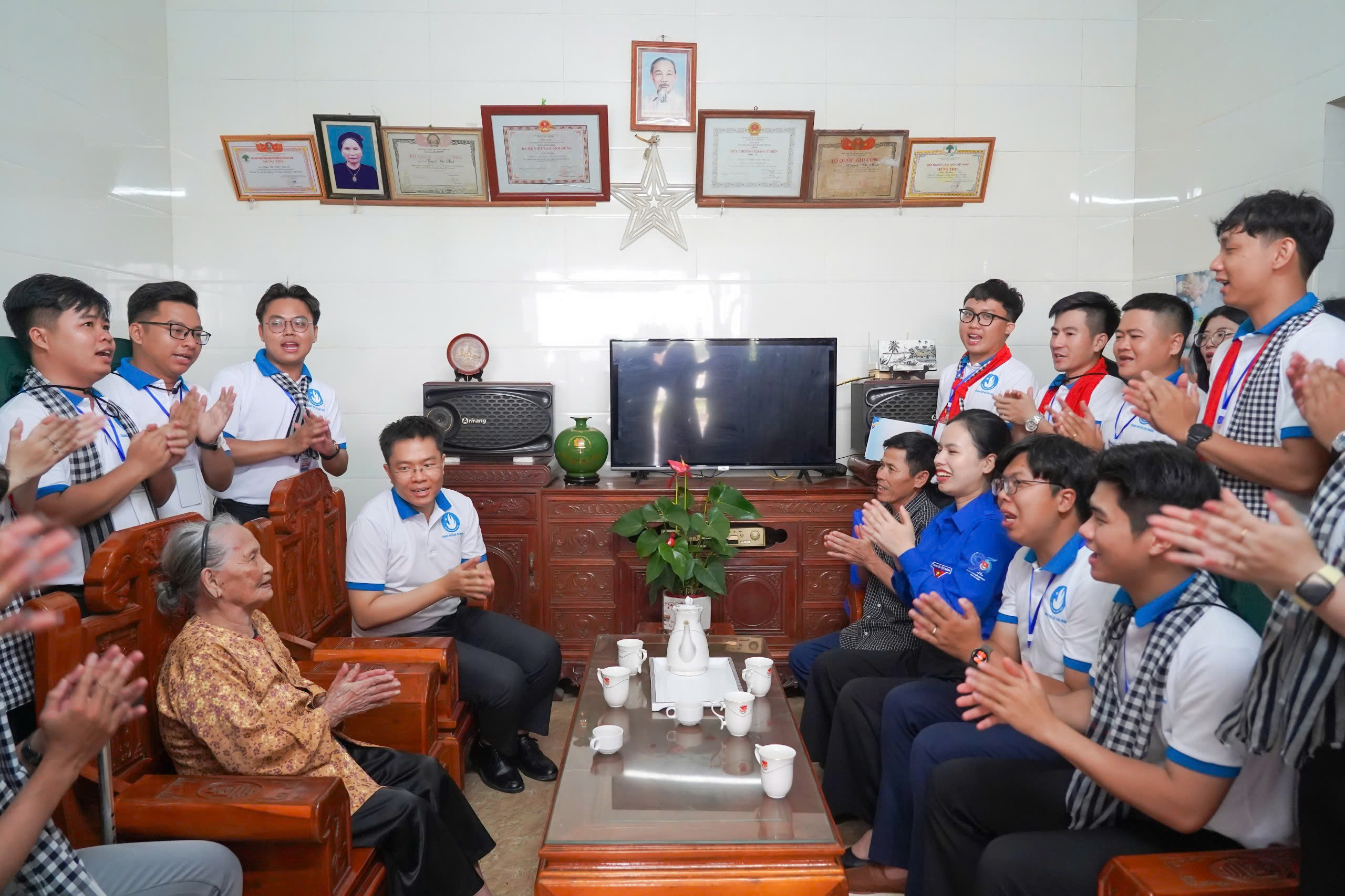 Bài học sử sống động và cảm xúc - Ảnh 1. về nguồn - Ảnh 1.