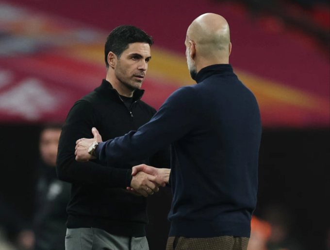 HLV Mikel Arteta (trái) bắt tay Pep Guardiola sau trận Arsenal thua Man City 0-2 ở chung kết Cup Liên đoàn trên sân Wembley, London, Anh ngày 22/3/2026. Ảnh: Reuters