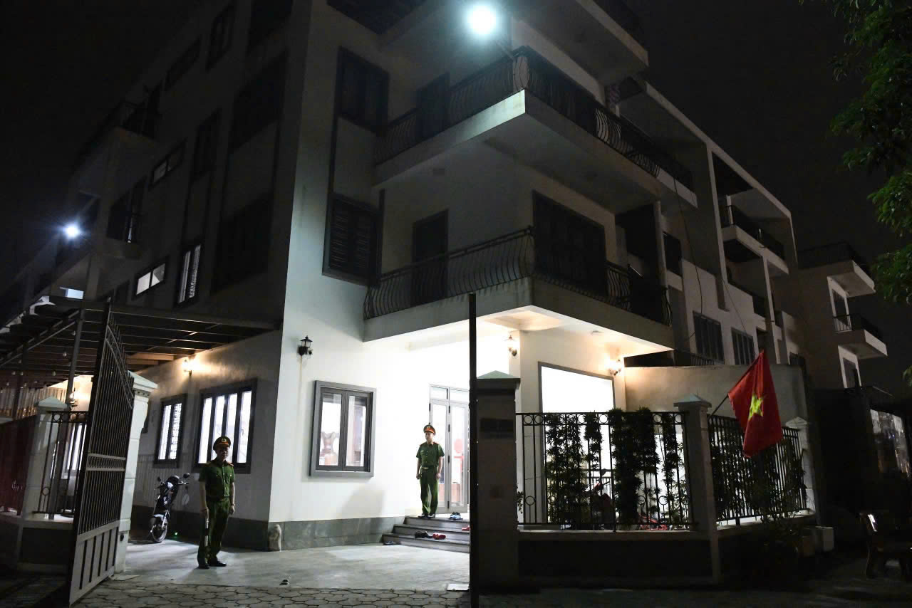 Triệt phá nhóm “xã hội đen” núp bóng doanh nghiệp: Hé lộ danh tính hàng loạt giám đốc, cán bộ nhà nước bị khởi tố- Ảnh 1.