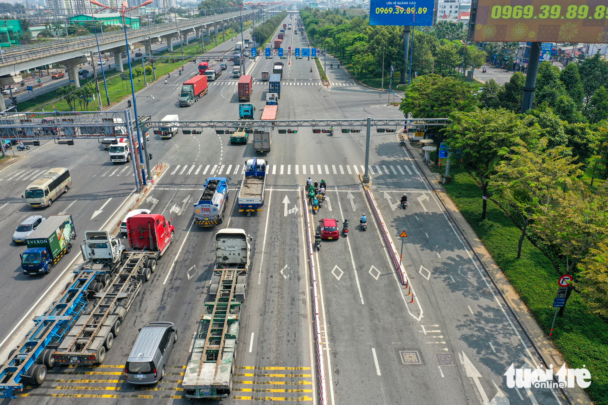 Hiện trạng 5 nút giao cửa ngõ phía Đông dự kiến làm 'luồng xanh', xe không phải dừng đèn đỏ 1 Hiện trạng 5 nút giao cửa ngõ phía Đông dự kiến làm 'luồng xanh', xe không phải dừng đèn đỏ - Ảnh 1.