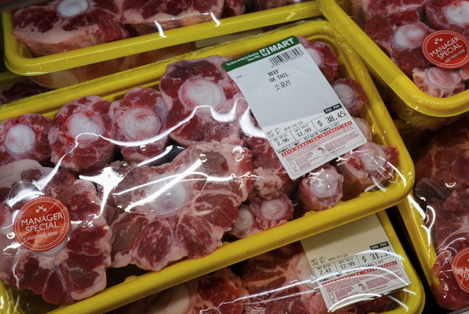 Một khay thịt đuôi bò tại cửa hàng ở Schaumburg, bang Illinois ngày 2/4. Ảnh: AP