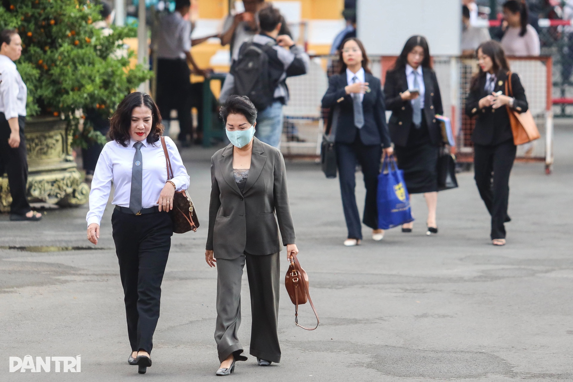 Hình ảnh cựu CEO Quốc Cường Gia Lai cùng 21 bị cáo hầu tòa - 1 Hình ảnh cựu CEO Quốc Cường Gia Lai cùng 21 bị cáo hầu tòa - 1