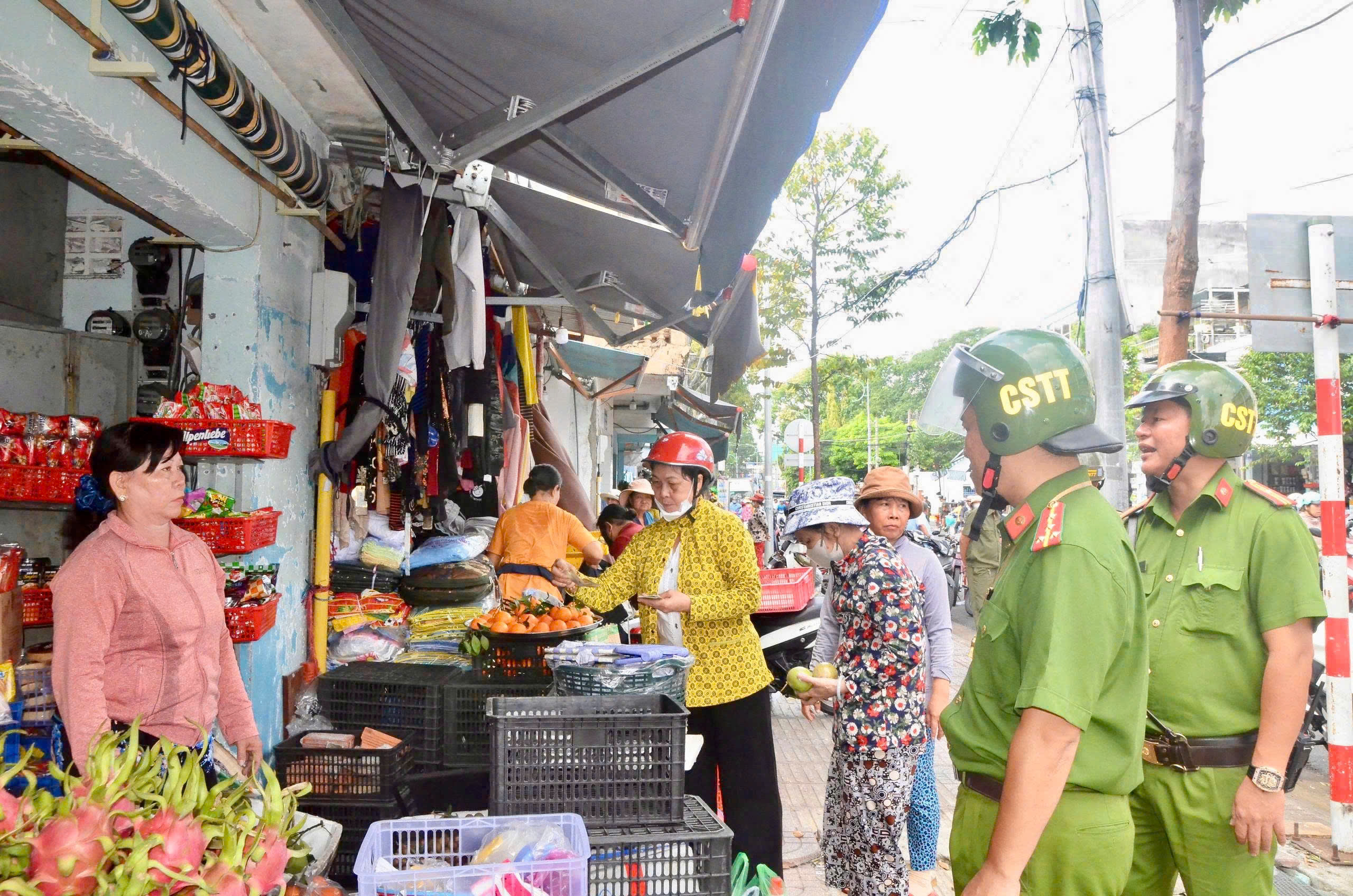 Hóa giải bức xúc trên vỉa hè, dưới lòng đường - Ảnh 1.