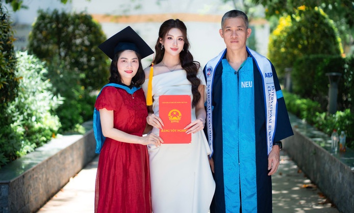 Phan Phương Oanh: 'Bố mẹ dạy tôi đừng sống giả tạo'